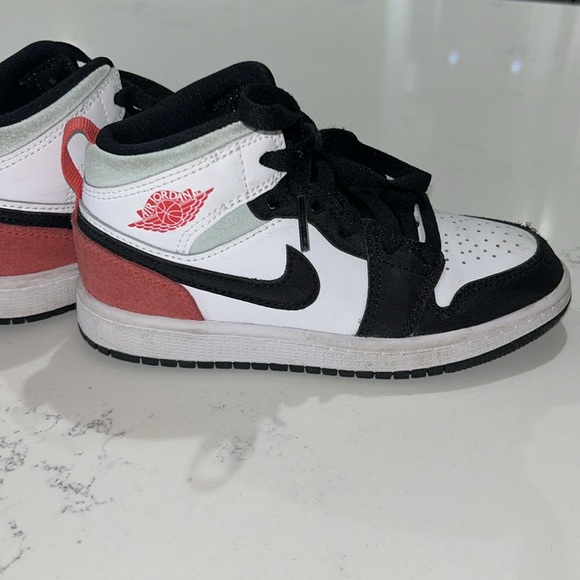 Kids Jordan Ones - Picture 3 of 5